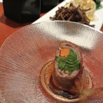 よろにく - コースのお通しは牛肉の牛蒡と人参を巻いた「八幡巻」