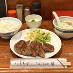 牛たん料理 閣 - ・A たん焼き定食 (5枚) 1,800円/税抜 ※ライス半分
      ・とろろ 300円/税抜