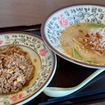 美味 - 今日のランチ（豚骨ラーメンとチャーハン）