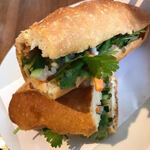 ベトナム南部伝統料理 フーン ナム - ヤキブタバインミー。パンが米粉ミックスではなく思い切りフランスパンです。ヤキブタ見えませんがしっかり入ってます。setで950yen