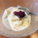 ベトナム南部伝統料理 フーン ナム - とっても美味しいココナツタピオカ。ドラゴンフルーツがアクセント。