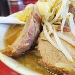 ラーメン二郎 - 豚の厚み