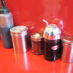 ラーメン二郎 - 卓上調味料