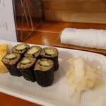 Sushi Oden Roshuu - 胡麻が香ばしい胡瓜の巻物と、自家製ガリ。このガリ旨い。