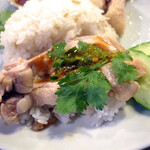 サバイディー タイ&ラオス料理 - ライスに蒸し鶏とパクチーを乗せてたれをかけて食べる。