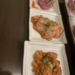 焼肉十九 - 奥　砂肝　390円、手前　上ミノ　900円
