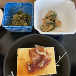 やま - 小鉢は高菜、アサリのお浸し、冷奴