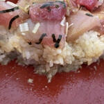 やま - づけダレが回ったメシ…写真じゃあ分かりづらいが
      丼底にはワサビが仕込んである