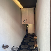 やすい - ここを通ってお店の中へ