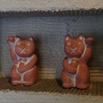 蕎房 猪口屋 - 入口の招き猫の置き物