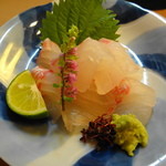 余志屋 - 鯛のお造り　このコリコリ感は渦潮にもまれた鯛ならでは。関東ではなかなか食べれません