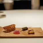 レストラン オオツ - 2021.6 プティフール（アーモンドチュイル、苺のパートドフリュイ、焙じ茶キャラメル、ドライフルーツとナッツのパウンドケーキ）