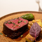 レストラン オオツ - 2021.6 福島産A5黒毛和牛♀ランプ 山椒オイルと実山椒入り牛脛肉出汁ソース 万願寺ピペラード詰め トランペットズッキーニ ヤングコーン