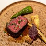 レストラン オオツ - 2021.6 福島産A5黒毛和牛♀ランプ 山椒オイルと実山椒入り牛脛肉出汁ソース 万願寺ピペラード詰め トランペットズッキーニ ヤングコーン