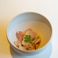 レストラン オオツ - 2021.6 開いて軽く火を入れた大洗産地蛤 太白胡麻油 ヴィネグレットソース 三浦半島産もものすけ（蕪）