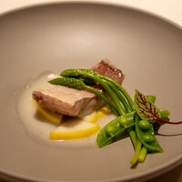レストラン オオツ - 2021.6 自家製の麹漬けにしてから蒸した京丹後産甘鯛 アスパラソバージュ スナップエンドウ UFOズッキーニ 蛤出汁ソース