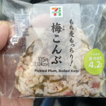 セブンイレブン - 料理写真:もち麦梅こんぶおにぎり124円を購入しました。