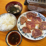 日の出ホルモン店 - 豚ロース定食800円