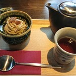 サロン・ド・テ・カワムラ - 季節の果物入りモンブラン 加賀棒茶付き♥️