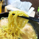 Menou - 麺はやや細めの麺の色が黄色い中太ストレート麺。スルスルっと食べやすい。