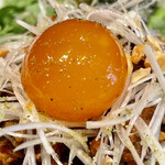 Nedu Yakitori Terusumi - 比内地鶏の卵黄を潰してよーく混ぜます　パクチー対策です