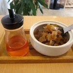 カフェ マル - 辛味オイルと福神漬け