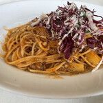 青いナポリ - 自家製サルシッチャとじゃが芋、トレビスのトマトソーススパゲッティ 大盛り