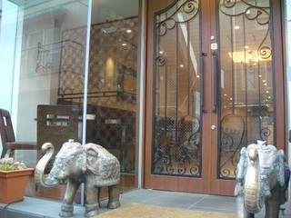 Gonguru - こちらはお店正面の昼間の顔。　対になった象の置物が目印です。