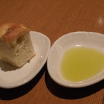 グットドール・クラッティーニ　丸の内 - フォカッチャとオリーブオイル