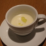 グットドール・クラッティーニ　丸の内 - 冷たい桃のスパゲッティーニに付いてきたジャガイモとタマネギのポタージュ