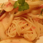 冷たい桃のスパゲッティーニ；アップ