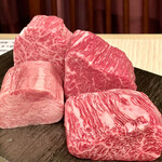 153400160 - 調理前の肉の塊、2種類のシャトーブリアンと、黒毛和牛飛騨牛のタン元