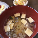 家庭料理居酒屋 よってって - お味噌汁も良い加減の味わい。豆腐入りかと
      
      思いきや、凍み豆腐の薄切りみたいなものでした。