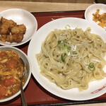 劉家 西安刀削麺 - トマト卵ダル麺のセット上から