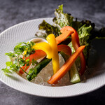 冷制香蒜鳀魚熱沾醬的蔬菜棒