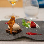 Pluie dete - テリーヌショコラ 生姜のコンフィチュール スパイスのアイス クランブル オレンジのパウダー ミントの香りのイチゴ（ガストロバック） フランボワーズのソース