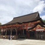 ひさご - 八坂神社社殿の鈴に縄が戻っていました。昨秋は縄は使えないようにしてあり、人感センサーで鈴の音がするようになっていました(￣▽￣;)
