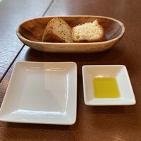 THE FUNATSUYA - Pane パン2種とオリーブオイル
