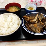 ニュー富士 - コロ鯛のあらだき、大ご飯、奴、味噌汁