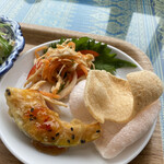 キンカーオ - おかず　カボチャの天ぷら、チキンサラダ、えびせんなど