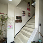 キンカーオ - 階段で2階に上がります