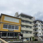 キンカーオ - 黄色建物の2階がタイ料理屋さん