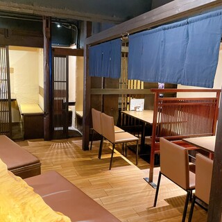 木造りの店内奥には半個室、間仕切りのあるテーブル席はゆっくり落ち着いて過ごせます
