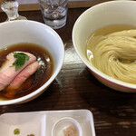 らあめん サンド - 醤油薫る鶏醤油スープの昆布水つけ麺！薬味と奥には土佐のみかん酢。