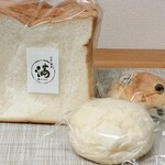 小麦と酵母 満 - 食パン8枚切り￥370 
満月(豆パンの豆なしバージョン)￥110
豆パン ￥195