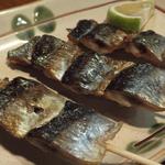 福建家庭料理 旬の香 - 「秋刀魚の串焼き」：塩をふって一晩寝かせているから、凝縮した旨み！
      熟れた脂がコク豊か♪