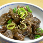 Yakiniku Idebouzu - 黒毛和牛のスジや端肉を２時間煮込んだ甘辛のスジ煮込みです。やわらか～い！