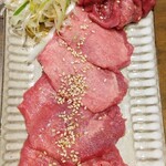 焼肉 ホルモン やまけん - 牛タン２種盛り(牛タン＆タン先)