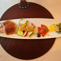 RISTORANTE REGA - イタリアン王道の前菜4種:左からプロシュート バーニャカウダ　サラミ　カルパッチョ
                    どれもきちんと美味しいです。