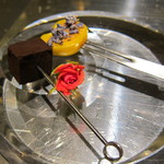 エクアトゥール - プティフール
      ホオズキとスミレ
      キャラメルのギモーブ